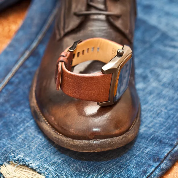 Hodinky pánské, kožené boty, džíny. — Stock fotografie