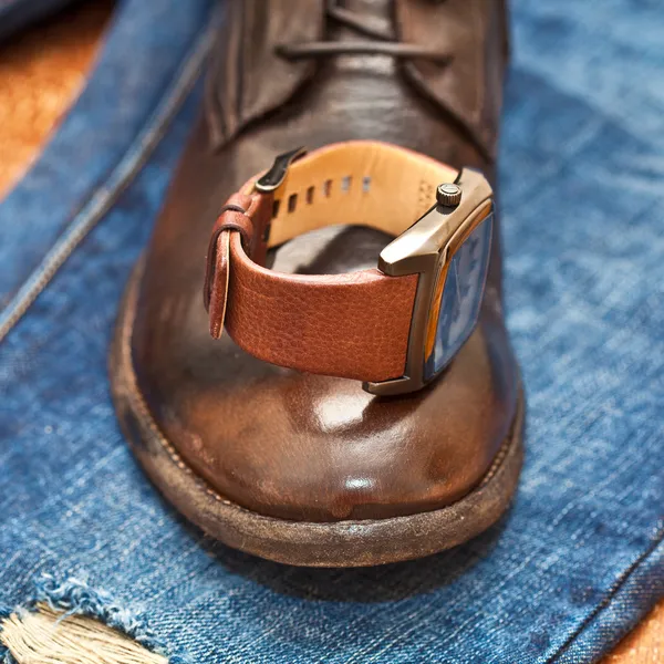 Herrenuhren, Lederschuhe, Jeans. — Stockfoto