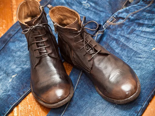 Botas de couro jeans marrom e azul — Fotografia de Stock