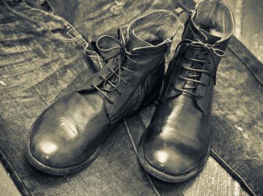 deri ayakkabı kahverengi ve mavi jeans.leather yüksek boots.