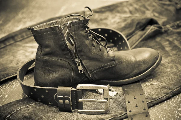 Fashionable leather shoes, leather belt and jeans. cowboy style — Stock Photo, Image