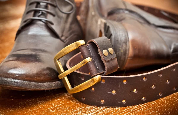 Luxe lederen schoenen en een lederen riem met gesp. cowboy stijl. — Stok fotoğraf