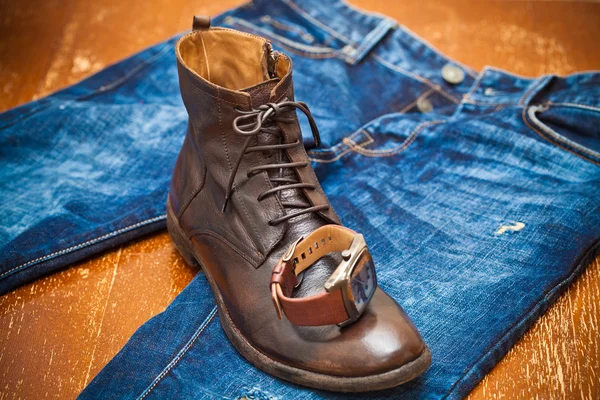 Relógios masculinos, sapatos de couro, jeans . — Fotografia de Stock