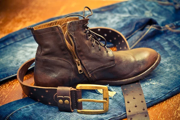 Chaussures en cuir à la mode, ceinture en cuir et jeans. style cow-boy Photos De Stock Libres De Droits