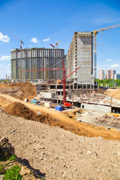 Site in opbouw. rode bouw kraan. bouw van nieuwe gebouwen. — Stockfoto