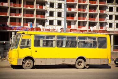 İnşaat zemin üzerine sarı otobüs