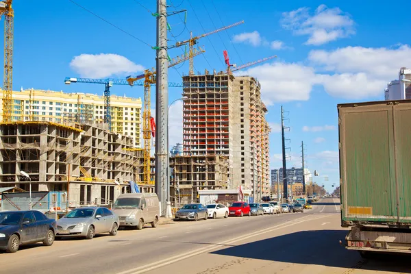 Costruzione di un nuovo quartiere in città. camion in primo piano — Foto Stock