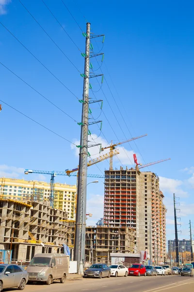 Здание. power Lines — стоковое фото