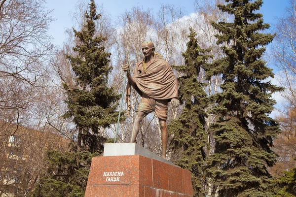 Mahatma gandhi. het monument in Moskou — Stockfoto