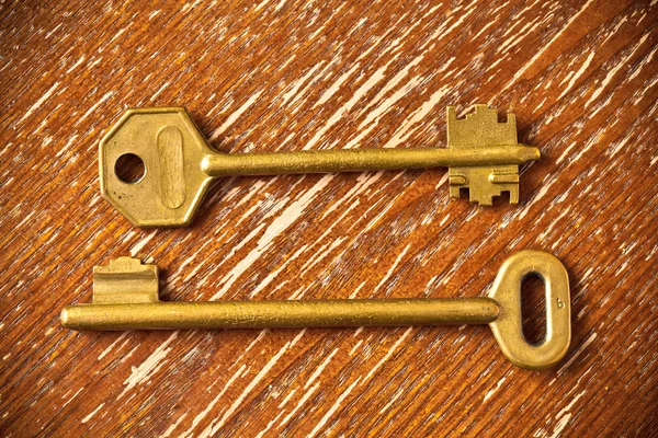 Goldene Schlüssel auf dem alten Brett im Vintage-Stil — Stockfoto