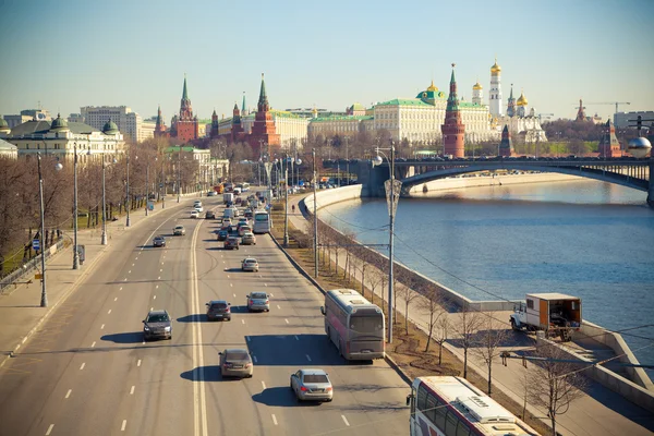 Kreml násep a velkým kamenným mostem. moskevského Kremlu. Rusko — Stock fotografie
