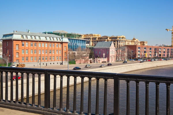 Prechistenskaya quay. історична частина міста старий-Москві — стокове фото