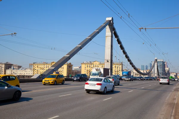 Pohyb vozidel na Krymského mostu. Moskva, Rusko — Stock fotografie