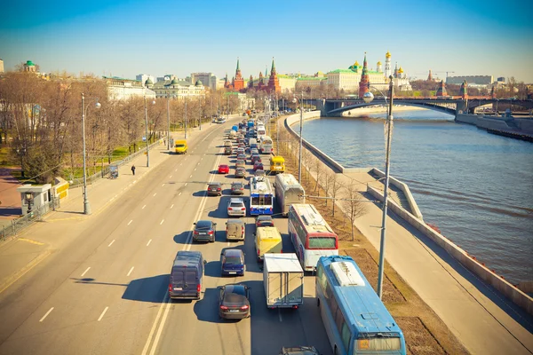 Moskau, Russland, Kreml-Ufer und große Steinbrücke. Stau in Richtung Innenstadt. — Stockfoto