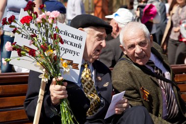 Moskova, Rusya - 9 Mayıs: savaş Gazi birbirleri ile iletişim kurmak. üzerinde 09 Mayıs 2013 yılında Moskova sokolniki Park Zafer Bayramı kutlamaları
