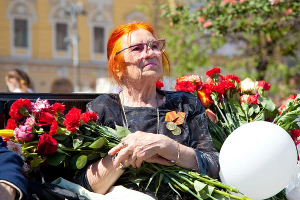 Moskau, russland - 9. Mai: ein Veteran feiert den Tag des Sieges im Zweiten Weltkrieg, 9. Mai 2013 in moskau, russland. — Stockfoto