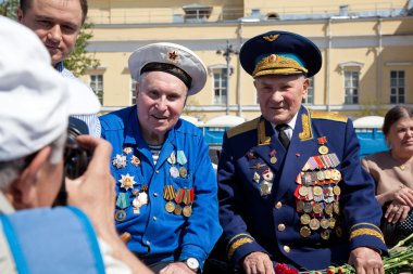 Moskova, Rusya - 9 Mayıs: savaş Gazi birbirleri ile iletişim kurmak. zafer günü, 9 Mayıs 2013, Moskova, Rusya kutlama