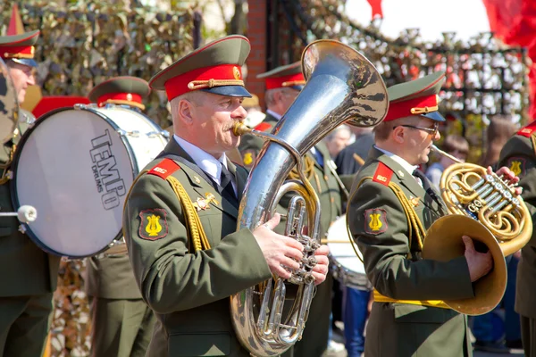 Moskva, Ryssland - 9 maj: militära blåsorkester gratulerar krigsveteraner. firandet av Segerdagen i sokolniki park den 09 maj 2013 i MoskvaMoskva, Ryssland - 9 maj: militära blåsorkester gratulerar krigsveteraner. firandet av Segerdagen i sokolniki park den 09 maj 2013 i Moskva — Stockfoto