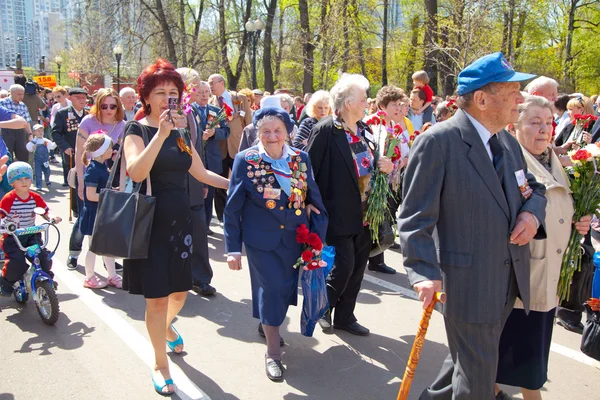 MOSCOW, RUSSIA - MAY 09: People celebrate Victory Day in the Great Patriotic War. Celebration of Victory Day in Sokolniki Park on May 09, 2013 in Moscow — Stock Photo, Image