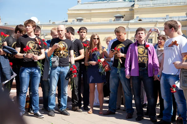 莫斯科，俄罗斯 — — 5 月 9 日： 年轻人们战争的老兵祝贺胜利日，唱一首歌，2013 年 5 月 9 日在莫斯科，俄罗斯 — 图库照片