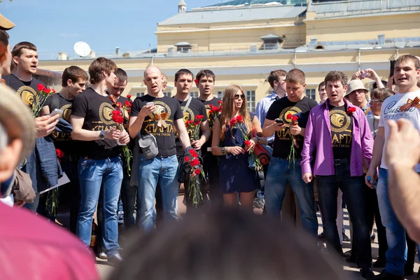 莫斯科，俄罗斯 — — 5 月 9 日： 年轻人们战争的老兵祝贺胜利日，唱一首歌，2013 年 5 月 9 日在莫斯科，俄罗斯 — 图库照片