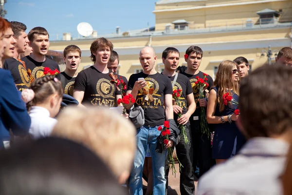 Moscow, Federacja Rosyjska - 9 maja: młodzi ludzie pogratulować weteranów wojny na dzień zwycięstwa, śpiewać piosenki, 9 maja 2013 r. w Moskwie, Rosja — Zdjęcie stockowe