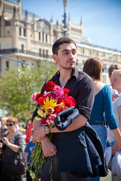 MOSCOW, RUSSIA - MAY 09: Young man with a bouquet in her hands celebrates the victory in the Great Patriotic War — Stock Photo, Image