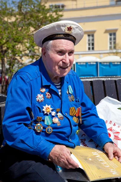 MOSCÚ, RUSIA - 9 DE MAYO: Un veterano celebra el día de la victoria en la Segunda Guerra Mundial, 9 de mayo de 2013 en Moscú, Rusia . — Foto de Stock