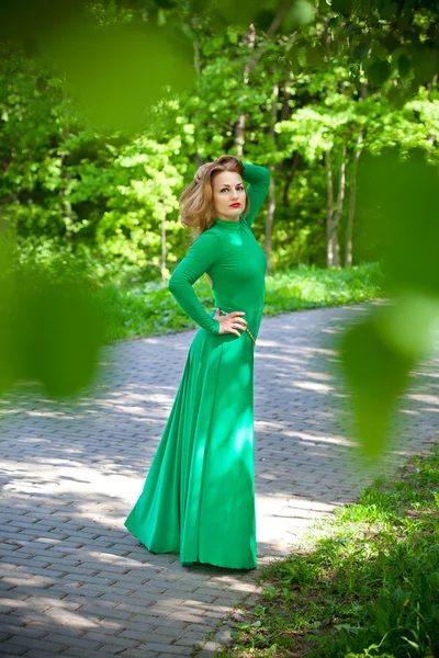 Menina bonita em um vestido longo no parque. moda Fotografia — Fotografia de Stock