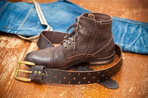 Sapatos de couro, cinto de couro com uma fivela de ouro, jeans — Fotografia de Stock