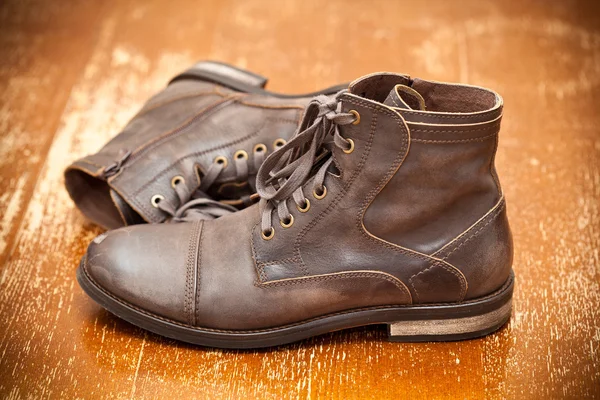 Lederen schoenen bruin. modieuze lederen hoge laarzen. herfst - voorjaar schoenen. vintage stijl — Stockfoto