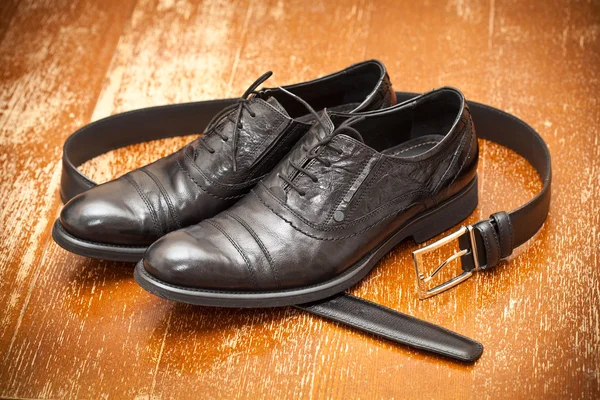 Black leather men's shoes and leather belt — Stock Photo, Image