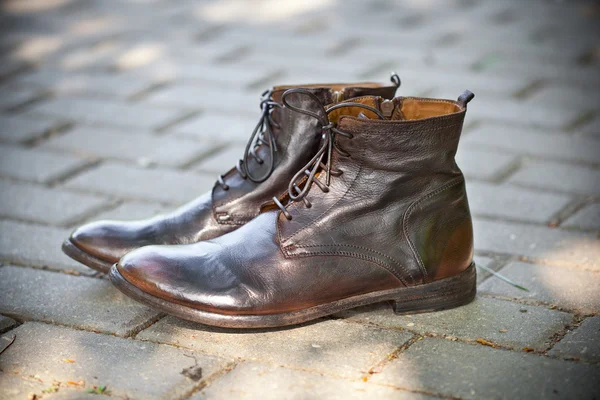 Sepatu kulit coklat di luar ruangan. Fashionable sepatu bot kulit tinggi. Musim gugur - sepatu musim semi — Stok Foto