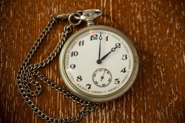 Vintage-Uhr mit Kette auf Vintage-Hintergrund — Stockfoto