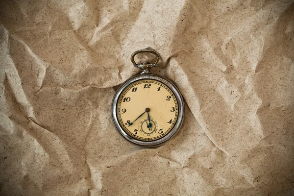 Velho relógio no fundo do vintage — Fotografia de Stock