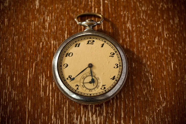 Velho relógio no fundo do vintage — Fotografia de Stock