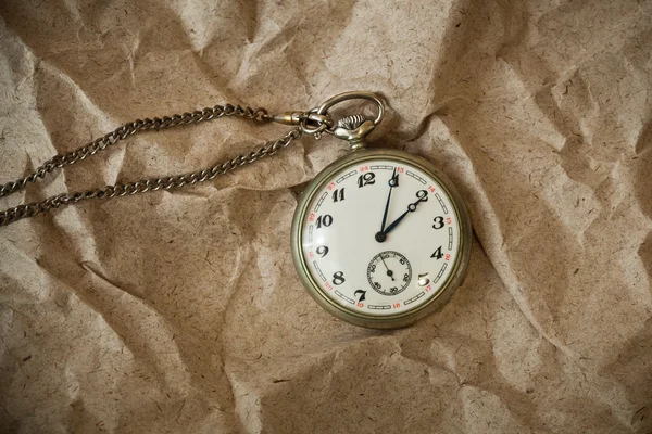 Vintage Uhr mit Kette auf Vintage-Hintergrund — Stockfoto