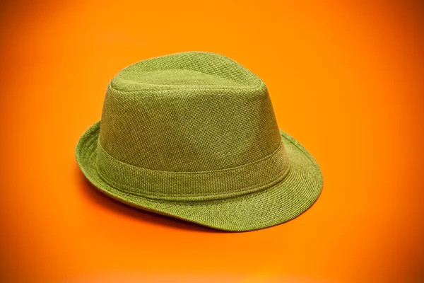 Sombrero verde moderno en estilo vaquero sobre fondo naranja —  Fotos de Stock