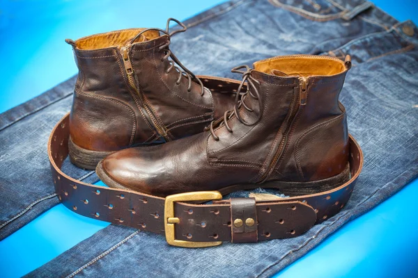 Kožené boty, kožený pásek se zlatou sponou, džíny. kovbojský styl — Stock fotografie