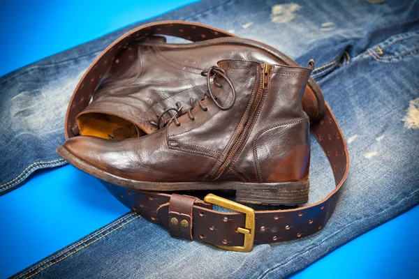 Lederschuhe, Ledergürtel mit Goldschnalle, Jeans. Cowboy-Stil — Stockfoto