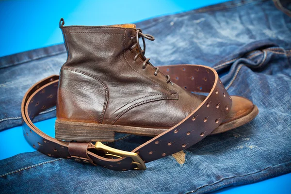 Módní kožené boty, kožený opasek a džíny. kovbojský styl — Stock fotografie