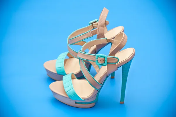 Dámské boty na tyrkysově modré pozadí — Stock fotografie