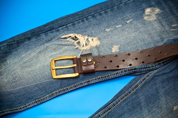 Jeans blu e cintura in pelle con fibbia in oro — Foto Stock