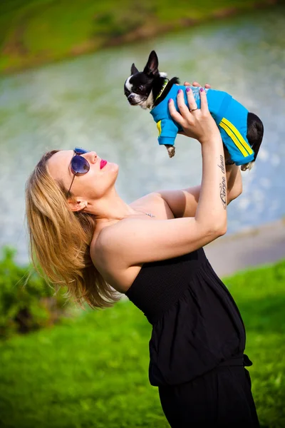 Krásná žena s pes chihuahua na ruce venku — Stock fotografie