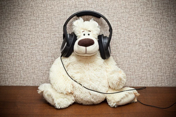 Osito de peluche con auriculares — Foto de Stock