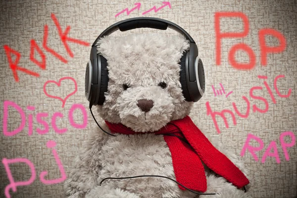 Bear music fan listens to music on headphones — Stock Photo, Image