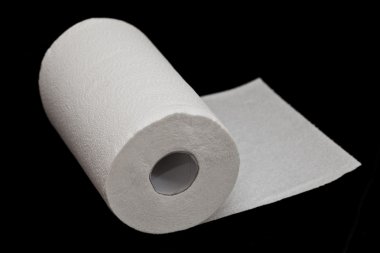 beyaz kağıt havlu izole üzerinde siyah arka plan rulo