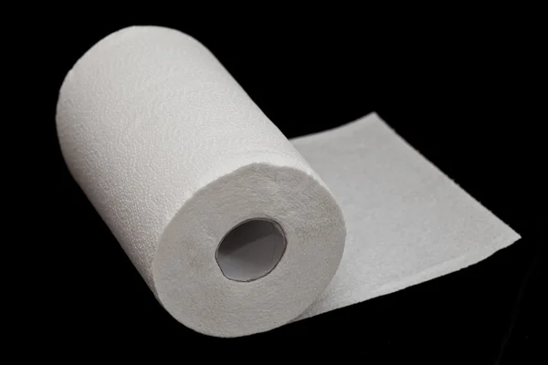 Rolo de toalha de papel branco isolado no fundo preto — Fotografia de Stock