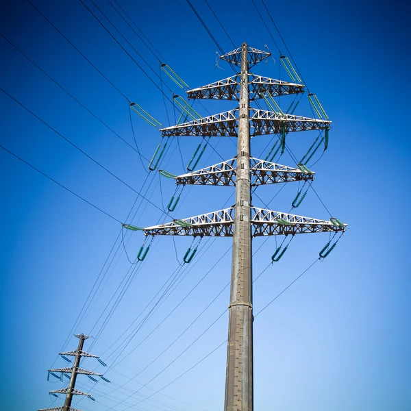 Högspänning elektriska tower, blå himmel — Stockfoto