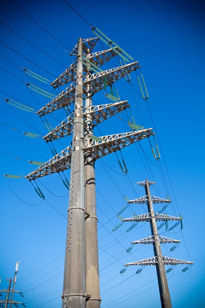 高电压电力铁塔，蓝色的天空 — 图库照片